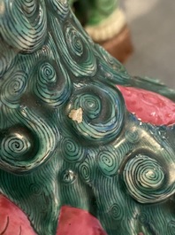 Un mod&egrave;le d'un lion bouddhiste en porcelaine de Chine famile rose et une paire de porte-encens en biscuit &eacute;maill&eacute; vert, 19&egrave;me